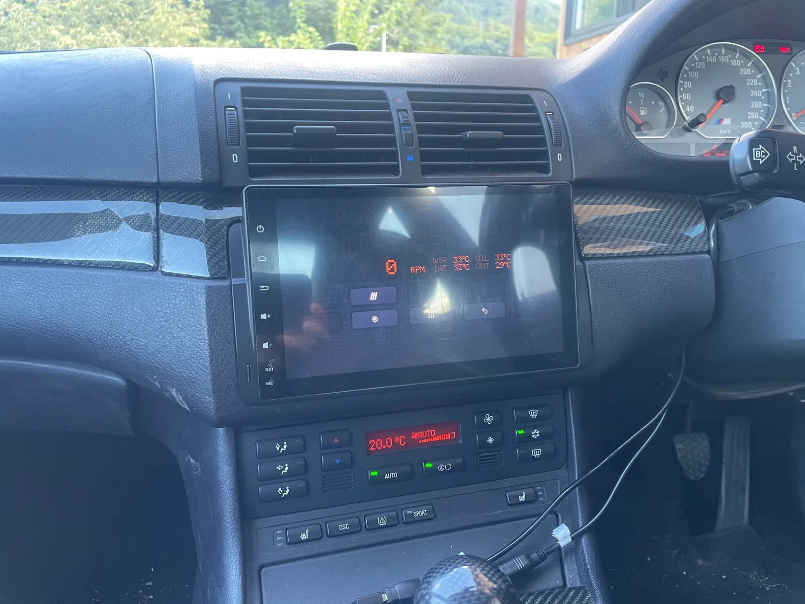 E46 M3の車内。センターのAndroidナビに、自作ランチャーのMコンソールが表示され、回転数と水温・油温・吸気温・外気温が並んでいる