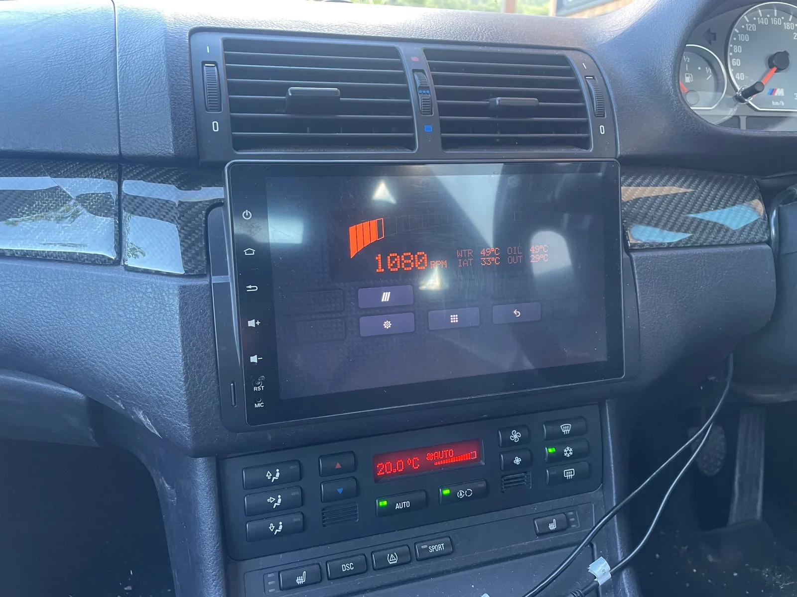 実車で撮影したMコンソール。1080RPMでタコメーターのセグメントが点灯し、水温49℃・油温49℃・吸気温33℃・外気温29℃が表示されている
